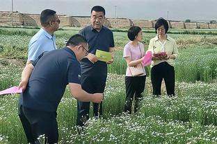 乔治娜动态：和孩子们一起观战C罗比赛，练习射门但击中横梁⚽